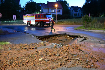 V Trutnově zůstal kráter po havárii vodovodu. Dodávka vody obnovena