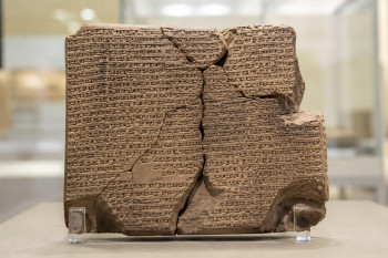 Gilgameš byl ze dvou třetin bohem. Co skutečně říká jeho epos?