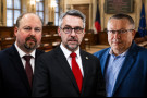 Podmínka za útok Ukrajince molotovem nadzvedla politiky ze židle