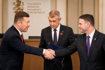 Vládní koalice přehlasovala Senát. Spor o úředníky míří na Hrad