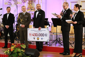 Na Hradě platí zbrojaři. O těchto vazbách se téměř nemluví