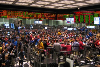 Akciové trhy: Indexy klesly, CSG při úspěšném IPO skokově vzrostlo