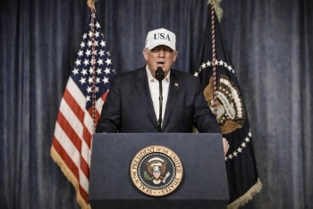 Útok USA a Izraele na Írán vyvolal globální odpor