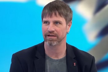 Kdo tahá za nitky? Kolář ukázal na muže v pozadí Hradu