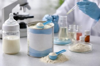EU zpřísňuje kontroly surovin pro kojenecké mléko