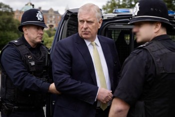 Policie zatkla bývalého prince Andrewa, bratra krále Karla III.