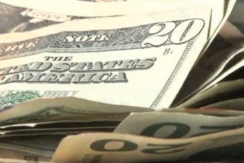 Dolar posiluje díky válce. Je to jen dočasná iluze?