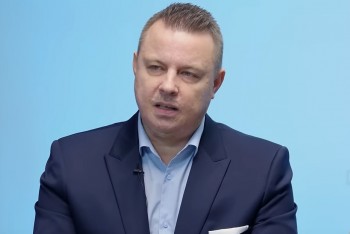 Miliony v dolarech a zlato pro Ukrajinu. Rajchl mluví o praní peněz