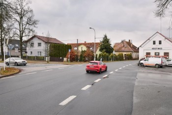 Přeměna křižovatky ve Svinarech zajistí bezpečnější průchod chodcům