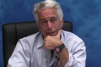 Epsteinova síť moci chránila predátora po celém světě