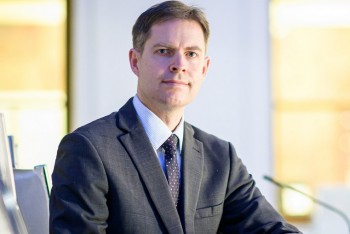 Každý měsíc balí kufry. Europarlament v pohybu. Kdo to zaplatí?